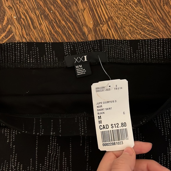 Forever 21 Black Mini Skirt BNWT - Picture 2 of 3